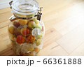 保存容器に入った自家製梅シロップ 66361888