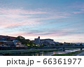 大きく広がる夕方の空と街並み 66361977