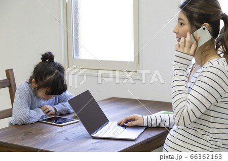 自宅で仕事をする妊婦さん 66362163