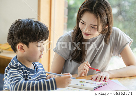 韓国人 ママ 母 66362571