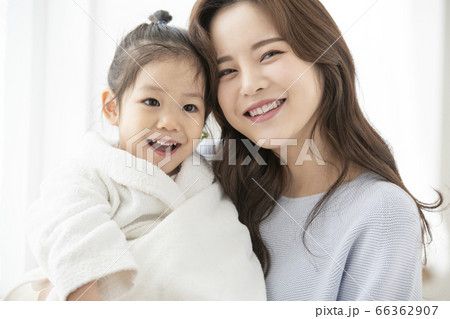 韓国人 ポートレート 母娘 66362907