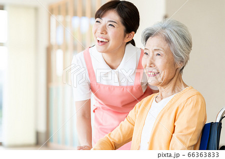 介護　女性　病院　ヘルパー　介護士　シニア 66363833