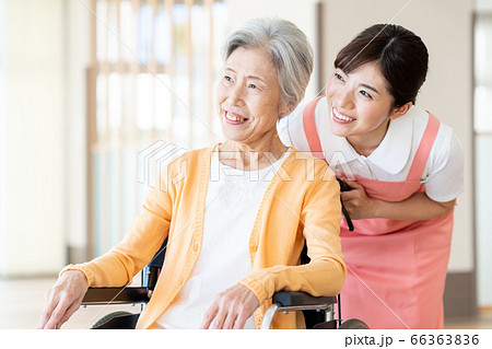 介護　女性 