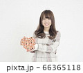 笑顔でプレゼントを渡す女性 66365118