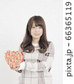 プレゼントを渡す女性 66365119