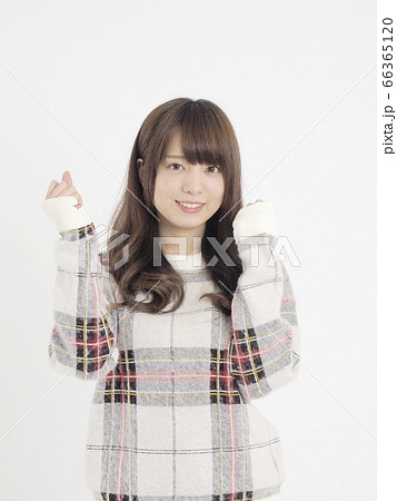 ガッツポーズをして笑顔で見つめる女性 ガッツポーズをして笑顔で見つめる女性 66365120