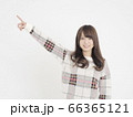 笑顔で指を指している女性 66365121