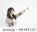 指を指している女性 66365122
