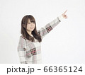 笑顔で指を指している女性 66365124