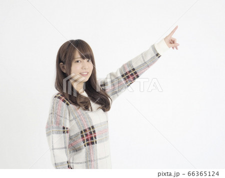笑顔で指を指している女性 笑顔で指を指している女性 66365124