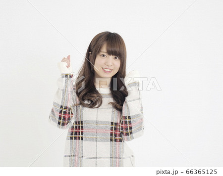 ガッツポーズをして笑顔で見つめる女性 66365125
