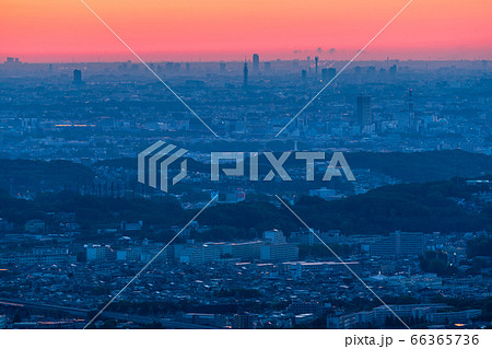 《東京都》東京の夜明け・西東京方面をのぞむ 《東京都》東京の夜明け・西東京方面をのぞむ 66365736