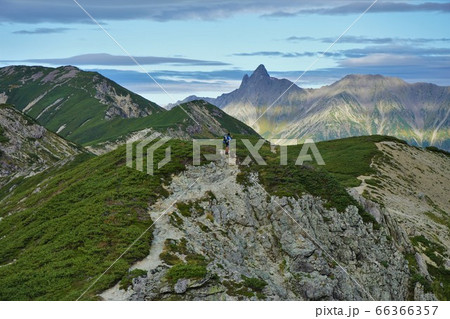 笠ヶ岳の稜線を歩く登山者 66366357