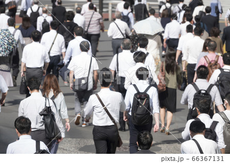 東京　通勤風景　2020年6月10日　猛暑日　新宿駅前　 　 66367131