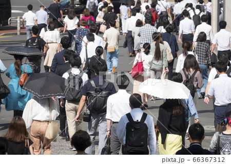 東京　通勤風景　2020年6月10日　猛暑日　新宿駅前　 66367312