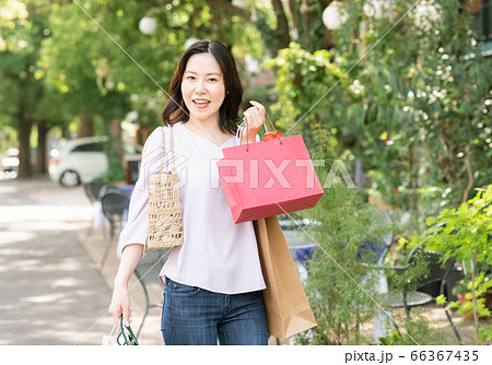 買い物を楽しむミドル女性【街角】 66367435
