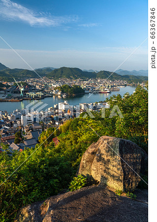 《広島県》早朝の尾道の街並み・ポンポン岩よりのぞむ風景 66367846