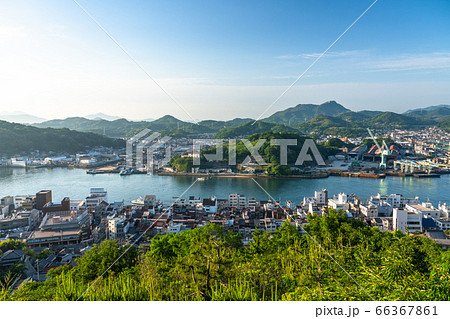 広島県 早朝の尾道の街並み ポンポン岩よりのぞむ風景の写真素材