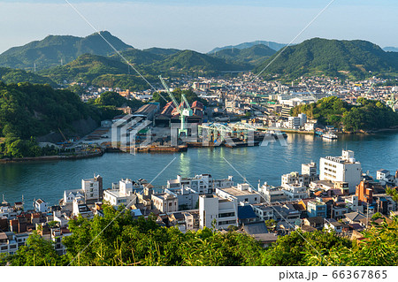 広島県 早朝の尾道の街並み ポンポン岩よりのぞむ風景の写真素材