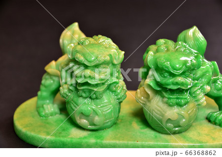 ヒスイ原石で彫られたシーサー ヒスイ原石で彫られたシーサー 66368862