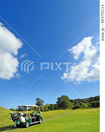 爽やかな夏のゴルフ場は楽しいな 66370114