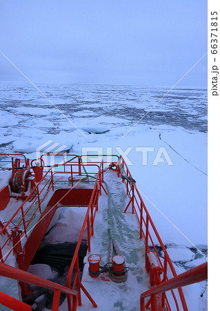 流氷を砕いて進むガリンコ号 流氷を砕いて進むガリンコ号 66371815