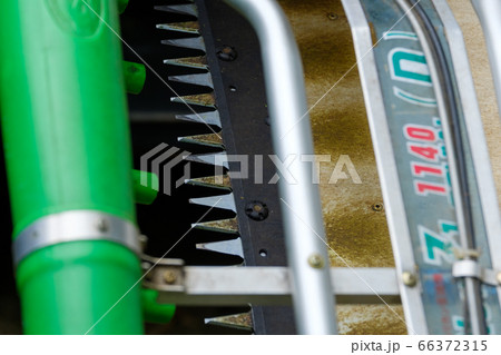 茶葉の収穫用機械　茶摘採機　バリカン 66372315