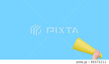 黄色のメガホンと子供の手の写真素材
