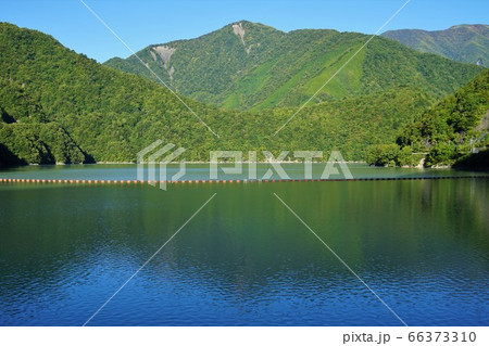 畑薙湖からの南アルプスの山 66373310