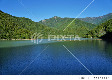 畑薙湖からの南アルプスの山 66373312