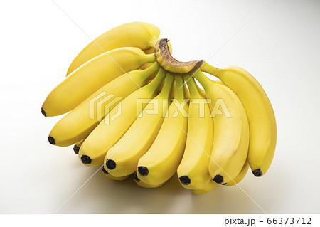 新鮮な1房のバナナ 白バック 新鮮な1房のバナナ 白バック 66373712