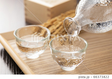 日本酒の冷や酒 66373822
