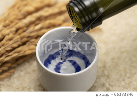 日本酒と白米と稲穂 66373846