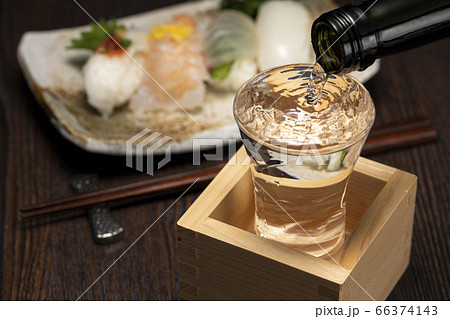 日本酒の盛りこぼし（もっきり） 66374143