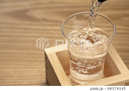 日本酒の盛りこぼし（もっきり） 66374145