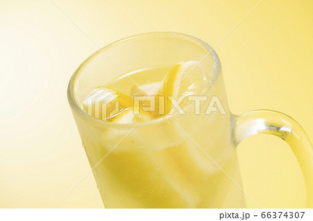 冷凍レモンでつくったレモンサワー 66374307