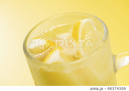 冷凍レモンでつくったレモンサワー 66374309