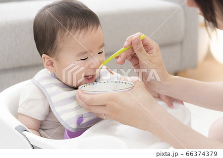 離乳食を食べる赤ちゃん 離乳食を食べる赤ちゃん 66374379