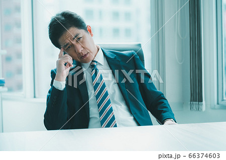 イライラする50代ビジネスマン  イライラする50代ビジネスマン  66374603