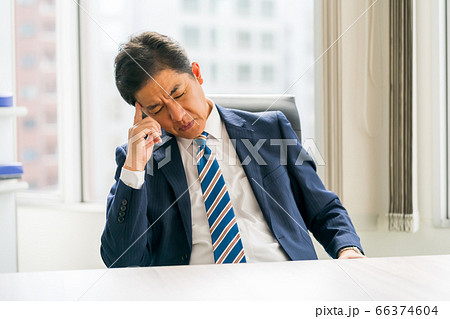 怒りを鎮める50代ビジネスマン 怒りを鎮める50代ビジネスマン 66374604