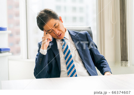 イライラする50代ビジネスマン  66374607
