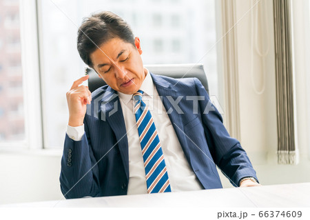 イライラする50代ビジネスマン  66374609