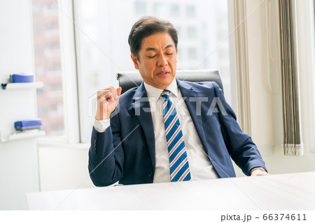 睡魔が襲う50代会社員 66374611