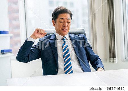 眠い50代ビジネスマン 眠い50代ビジネスマン 66374612
