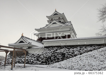 上山市にある冬の上山城と雪景色 66375362