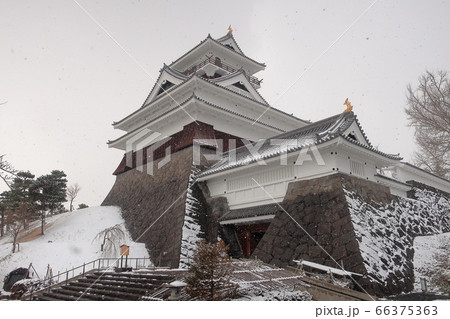 上山市にある冬の上山城と雪景色 上山市にある冬の上山城と雪景色 66375363
