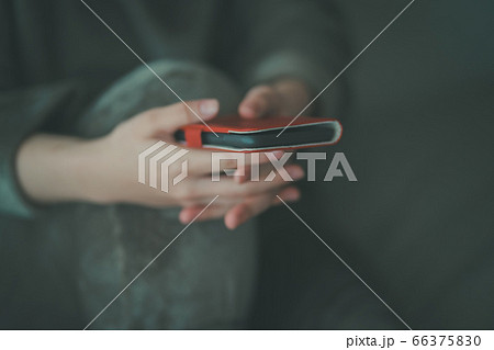 ニート女性 スマホの写真素材