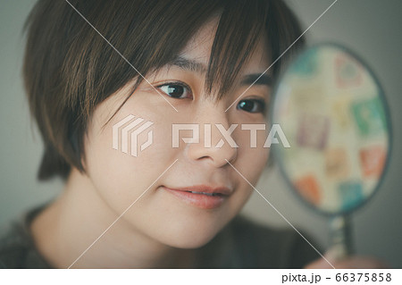手鏡を見る30代女性 手鏡を見る30代女性 66375858