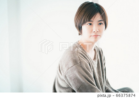 寝起きの30代女性 寝起きの30代女性 66375874