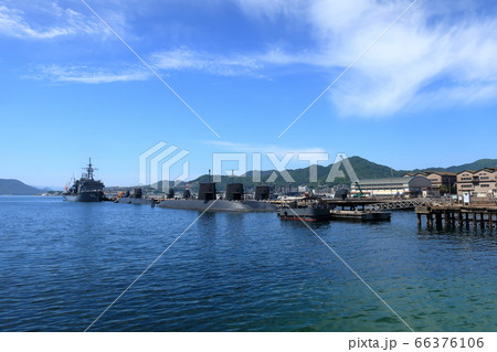 呉市のアレイからすこじま公園から見える海上自衛隊の潜水艦と護衛艦の写真素材